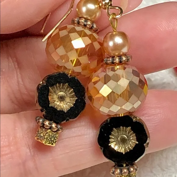 ⭐️🎈stunning European flavor earrings amber colors and gold/black accents - Picture 3 of 12